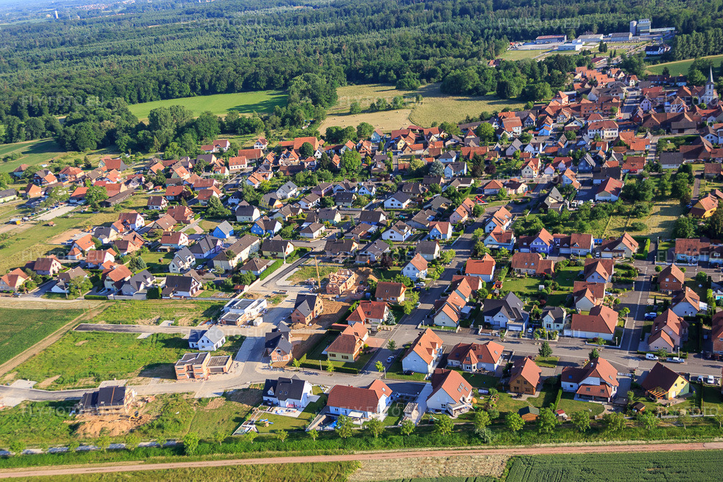 Vue aérienne: Nouveau quartier de développement Rue des Vignes à Niederrœdern dans le département Bas Rhin, France – .Photo: IMG_080193.jpg prise le 05/06/2015 par Werner Riehm/FLY-FOTO.eu – Résolution de l'original: 4980 x 3320 px