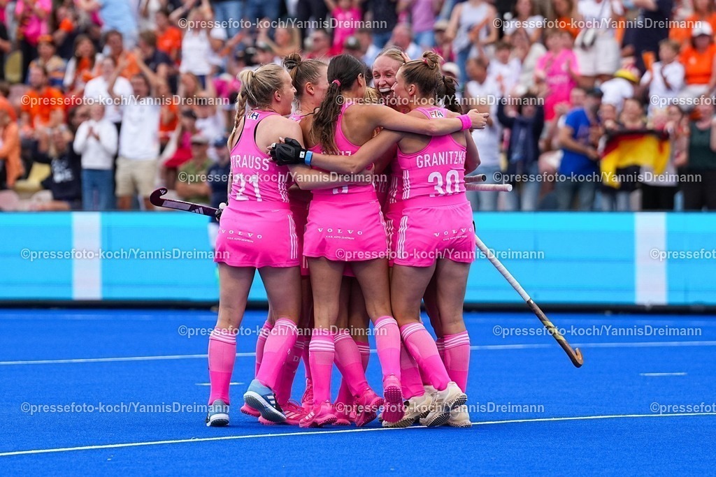 xydrx17082503044 | 17.08.2025, xydrx, Frauen EuroHockey Championship 2025, Finale, Niederlande - Deutschland, Sparkassenpark Mönchengladbach: Torjubel nach dem Tor zum 1:2 für die Deutsche Nationalmannschaft durch Torschütze Lisa Nolte (GER #10) zusammen mit Lena Micheel (GER #11) Emma Davidsmeyer (GER #23) und Johanna Hachenberg (GER #25) und Hanna Granitzki (GER #30)