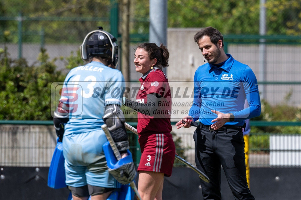 SFE_20240421_0149 | Düsseldorf, Deutschland, 21.04.2024: Selina Müller (Münchener SC), Philin Bolle (Münchener SC) in Aktion waehrend des Spiels der Feldhockey 1. Bundesliga Damen zwischen Düsseldorfer HC - Münchener SC im Düsseldorfer Hockeyclub 1905 e.V. am 21.04.2024 in Düsseldorf, Deutschland. (Foto von Stephan Fehrmann)

Düsseldorf, Germany, 21.04.2024: Selina Müller (Münchener SC), Philin Bolle (Münchener SC) in action during the game of Feldhockey 1. Bundesliga Damen between Düsseldorfer HC - Münchener SC in Düsseldorfer Hockeyclub 1905 e.V. at 21.04.2024 in Düsseldorf, Deutschland. (Foto from Stephan Fehrmann)