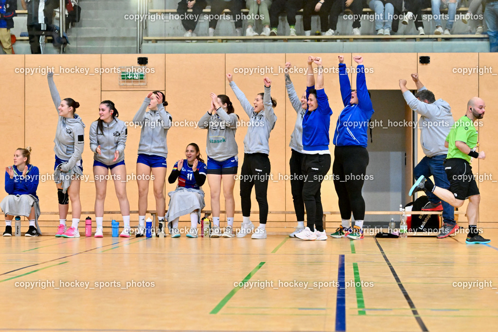 SC Ferlach Damen vs. Hypo Niederösterreich 18.11.2023 | Jubel Spielerbank SC Ferlach Damen, Headcoach SC Ferlach Damen Kanjugovic Iva, SENITZA Luisa Marina, KAVALAR Anna-Maria, #12 Segota Helena, Assistentcoach SC Ferlach Damen Buchbauer Wolfgang, WAGNER Patrick Referee