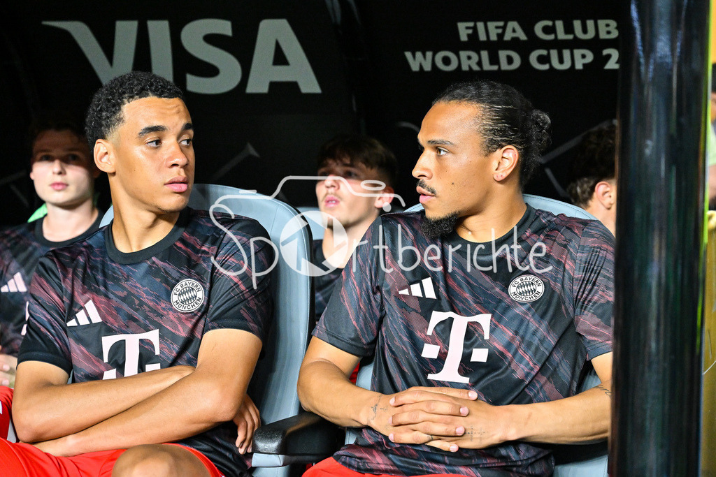 FC Bayern München - Boca Juniors | im Gespraeche auf der Bank Aleksandar PAVLOVIC (FC Bayern Muenchen 45) und Leroy SANE (FC Bayern Muenchen 10) / FIFA Club World Cup: FC Bayern Muenchen - Boca Juniors, Hard Rock Stadium am 20.06.2025 / NOT FOR SALE IN USA