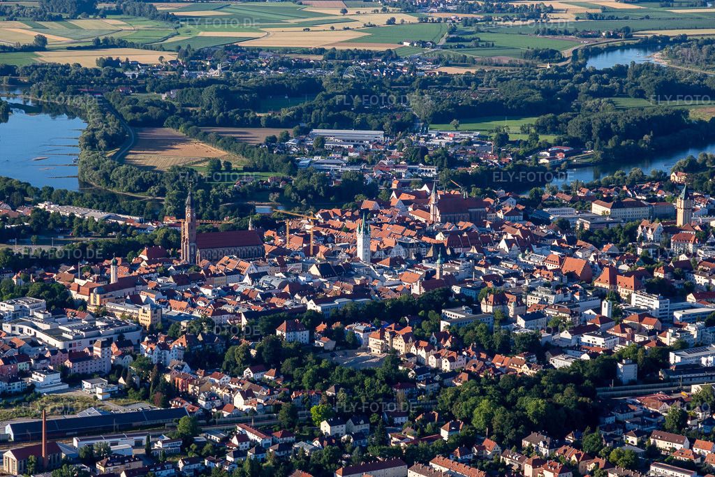 Luftbild:  in Straubing im Bundesland Bayern in Deutschland. Foto: IMG_133196.jpg vom 03.07.2022 durch Werner Riehm/FLY-FOTO.deStadt Straubing