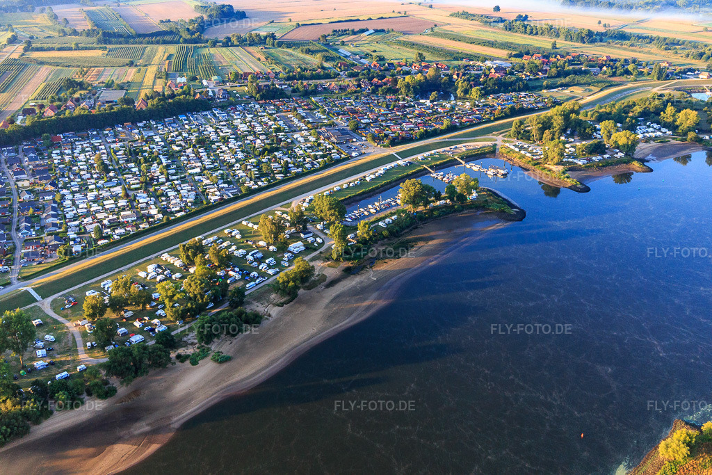 Luftbild: Hafen und Campingplatz Stover Strand beidseits des Elbdamms im Ortsteil Stove in Drage im Bundesland Niedersachsen in Deutschland. – Foto: IMG_110215.jpg vom 18.08.2018 durch Werner Riehm/FLY-FOTO.de – Auflösung des Originals: 5472 x 3648 px – Camping an der Elbe bei Hamburg | Camping am Stover Strand - Stover Strand Camping an der Elbe bei Hamburg