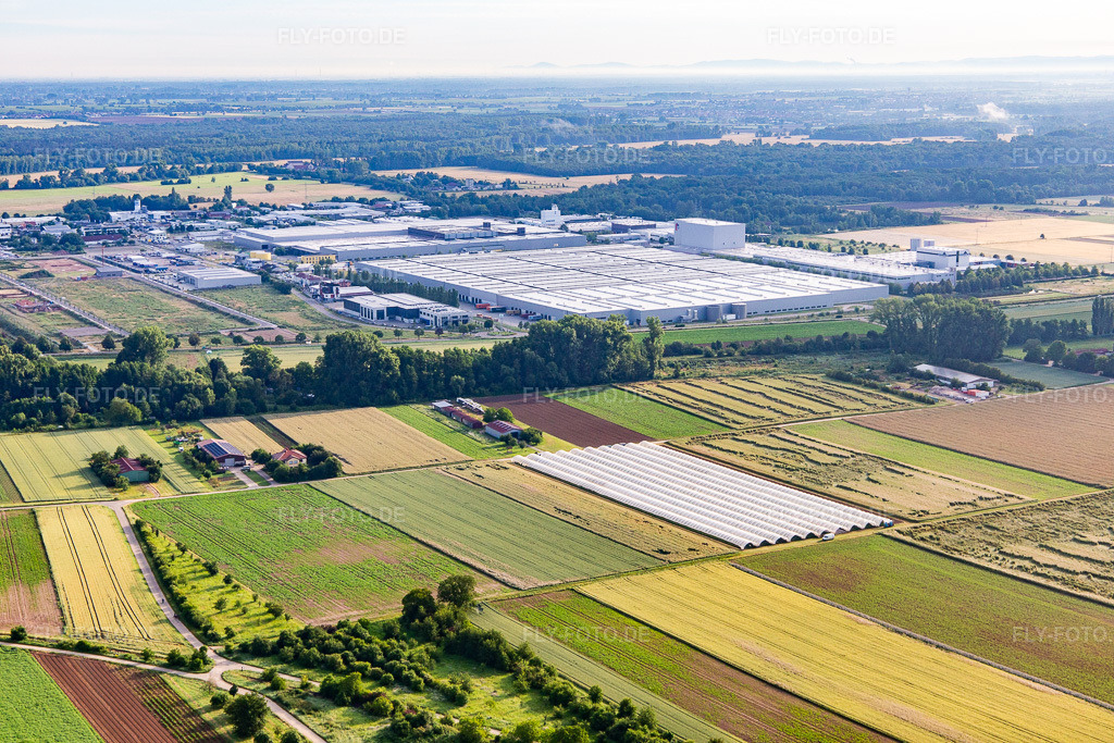 Luftbild: Mercedes Benz Logistikcenter im Industriegebiet Interpark von Südwesten in Offenbach an der Queich im Bundesland Rheinland-Pfalz in Deutschland. Foto: IMG_141766.jpg vom 18.06.2024 durch Werner Riehm/FLY-FOTO.de