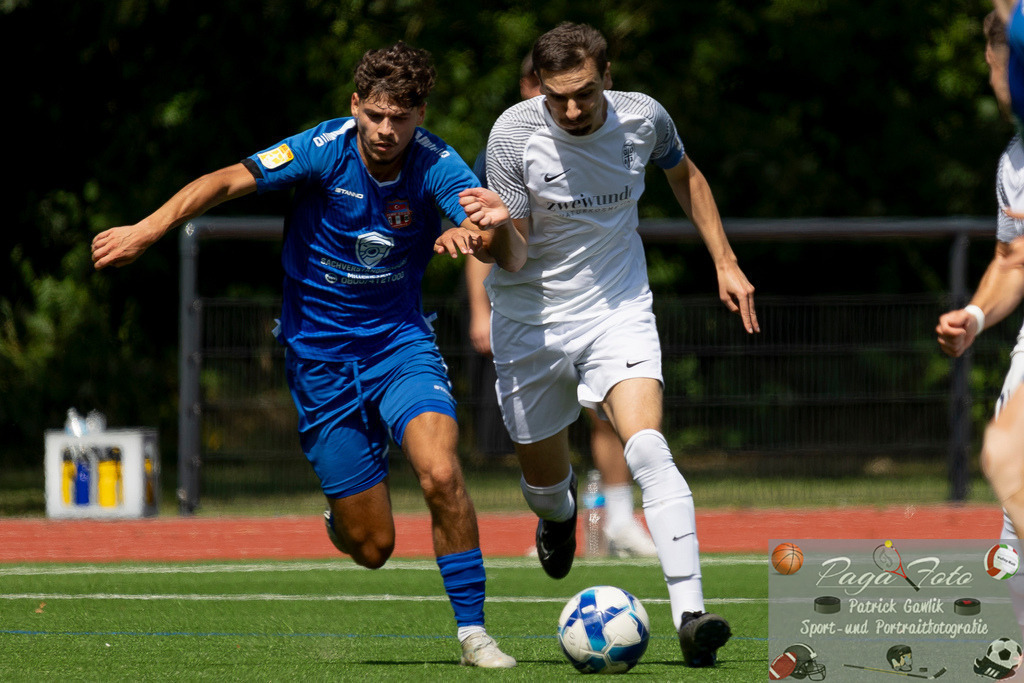 Testspiel: Spvgg. 03 Fechenheim - Türk Gücü Friedberg, 13.07.2024 | Fabio Buscemi (Türk Gücü Friedberg #29) & Ouassim Ouass (Spvgg. 03 Fechenheim #10) im Zwiekampf um den Ball, Spvgg. 03 Fechenheim - Türk Gücü Friedberg, Frankfurt am Main, Sportanlage Birsteiner Straße, 13.7.2024 - Realisiert mit Pictrs.com