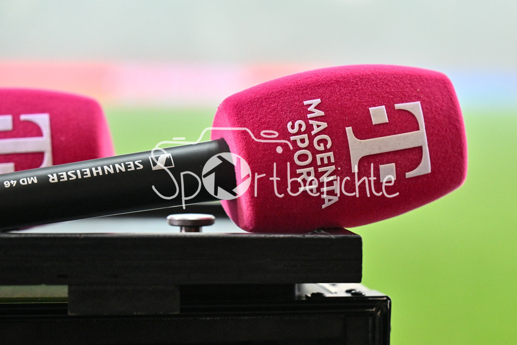 FC Bayern München Frauen - SG Eintracht Frankfurt Frauen | Magentasport / Mikrofon / Magenta Sport / Mikrophon / TV / Telekom / Live / Symbolbild / Google Pixel Frauen Bundesliga: FC Bayern Muenchen - Eintracht Frankfurt, FC Bayern Campus am 04.11.2024