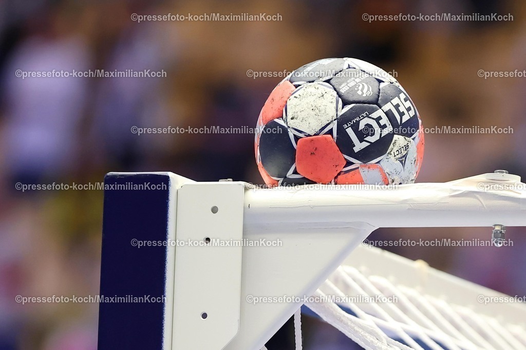 EHF17012601158 | 17.01.2026, Handball, Men's EHF EURO 2026, Österreich - Spanien, Jyske Bank Boxen in Herning, Dänemark, Preliminary Round: Spielball liegt auf dem Tor 