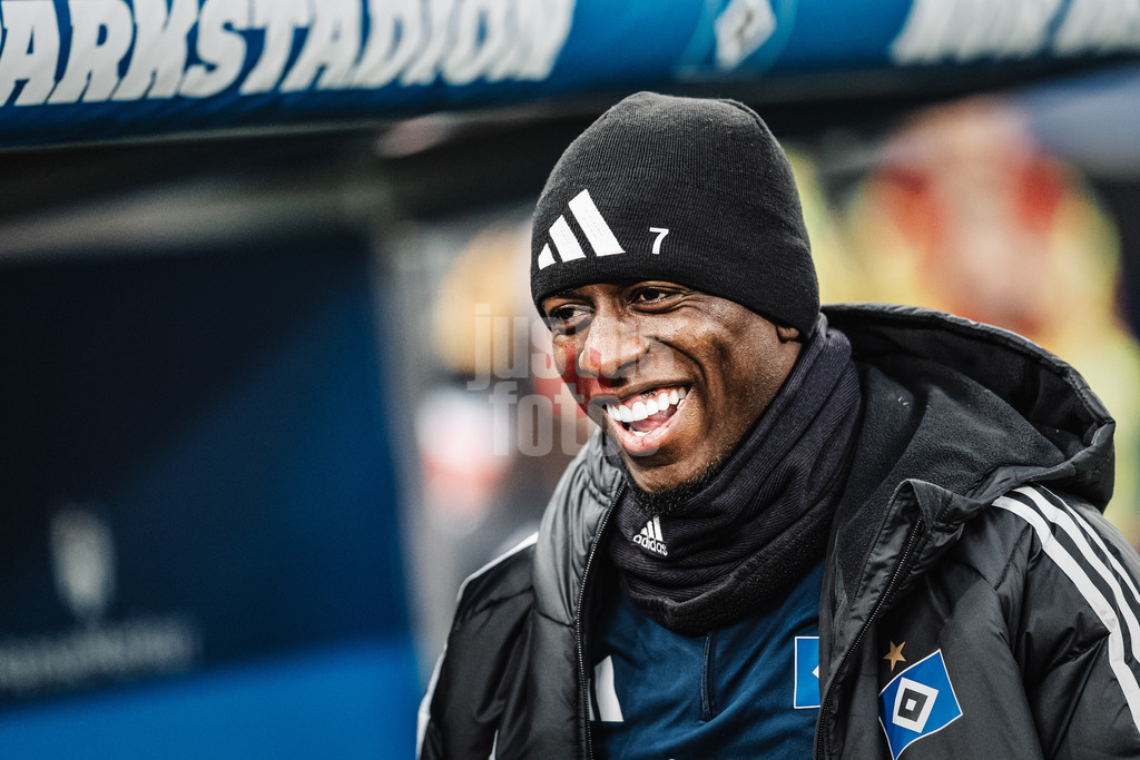 Fußball | Männer | Saison 2025/2026 | 1. Fußball-Bundesliga | 12. Spieltag | Hamburger SV vs. VfB Stuttgart | 30.11.2025 | Jean-Luc Dompe (#7, HSV) auf dem Weg zur Bank fröhlich