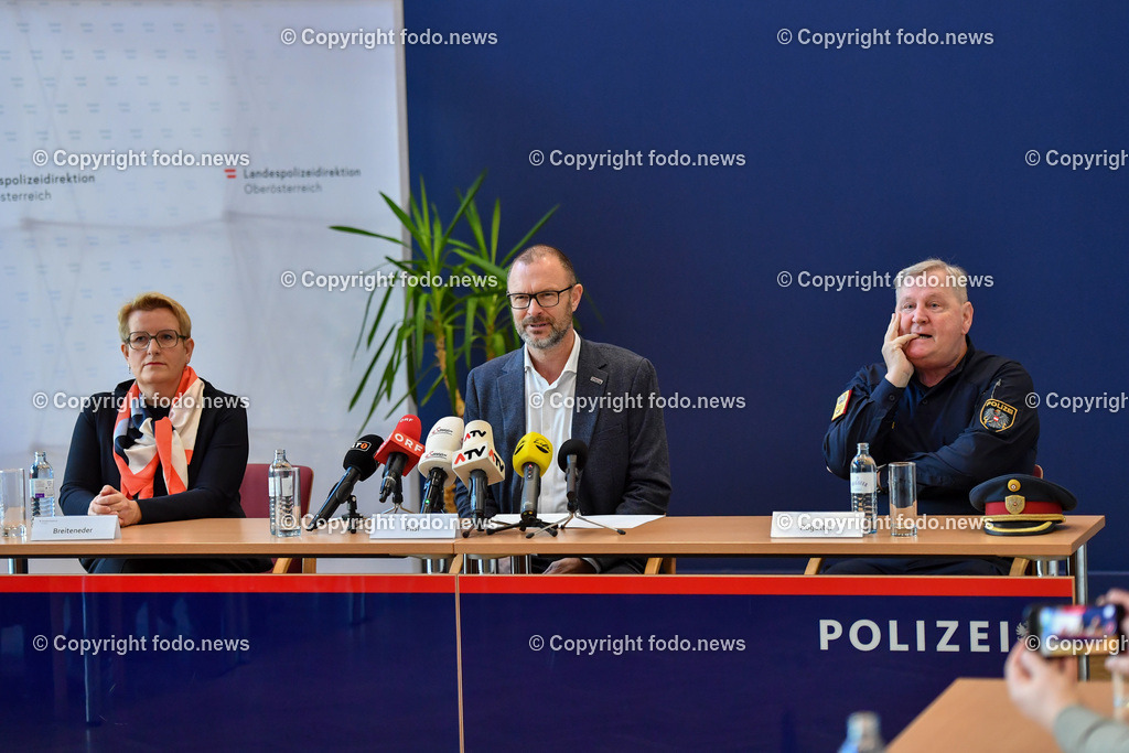 Landespolizeidirektion Ooe_ Pressekonferenz Festnahmen Halloween Nacht 2022_ 27.12.2022-2 | 27.12.2022, Landespolizeidirektion Oberoesterreich, AUT, Pressekonferenz Festnahmen Halloween Nacht 2022, im Bild Ulrike Breiteneder (Staatsanwaltschaft Linz), Andreas Pilsl (Landespolizeidirektor Ooe), Karl Pogutter (Stadtpolizeikommandant Linz)