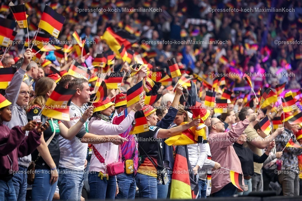 IHF09122502031 | 09.12.2025, Handball WM Frauen, Viertelfinale, Deutschland - Brasilien, 27th IHF Women's Handball World Championship, Westfalenhalle Dortmund: Handballfans auf der Tribüne feuern die deutsche Mannschaft an. Fahnen deutschlandfahnen Flaggen Fahne Flagge Fans Besucher Zuschauer Ausverkauft 