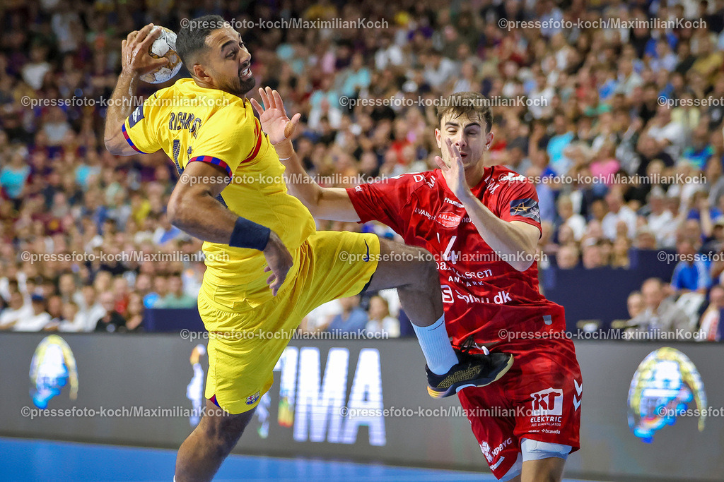 KoeEHF09062402010 | 09.06.2024, Köln, Handball, TruckScout24 EHF FINAL4, Machineseeker Champions League Men, Lanxess-Arena, Finale, Aalborg Handbold - FC Barcelona: Melvyn Richardson (FC Barcelona) gegen Mads Hoxer (Aalborg Handbold)