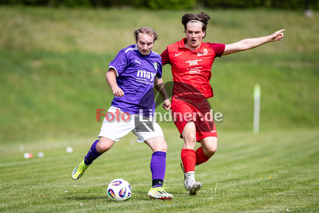 SG Hungerbach II gegen MTV Berg II | Fußball Herren A-Klasse Gruppe 5 Zugspitze 2025/26 22. Spieltag, SG Hungerbach II gegen MTV Berg II, 20260503,Zweikampf,2026-05-03 in 82386 Huglfing (Sportpark Huglfing - Platz 1, Tautinger Weg 1), Jan-Luka GLÖCHNER (SG Hungerbach II 2), Enzo SEIDLITZ (MTV Berg II 10)Copyright: WolfgangxLindner www.foto-lindner.de