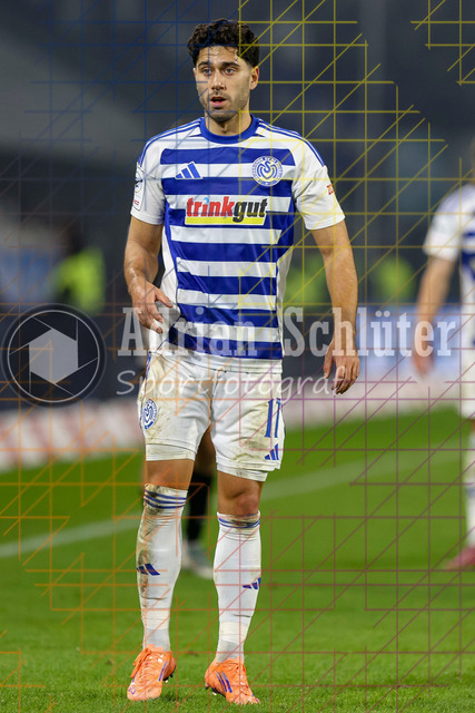 MSV Duisburg vs SV Waldhof Mannheim - 3. Liga | Duisburg, Deutschland, 07.11.25:   Mert Göckan (MSV Duisburg) schaut waehrend des Spiels der 3. Liga MSV Duisburg vs SV Waldhof Mannheim in der schauinsland-reisen-arena(Foto von Brauer-Fotoagentur / Adrian Schlueter)