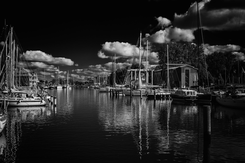 2024_10_05_SH-GLUECKSTADT_MCP2759 sw | Hochwertig gedruckte Fotografien für die Wand, als Kalender und zum Verschenken. Hamburg & Norddeutschland und überall wo ich mit der Kamera unterwegs war.