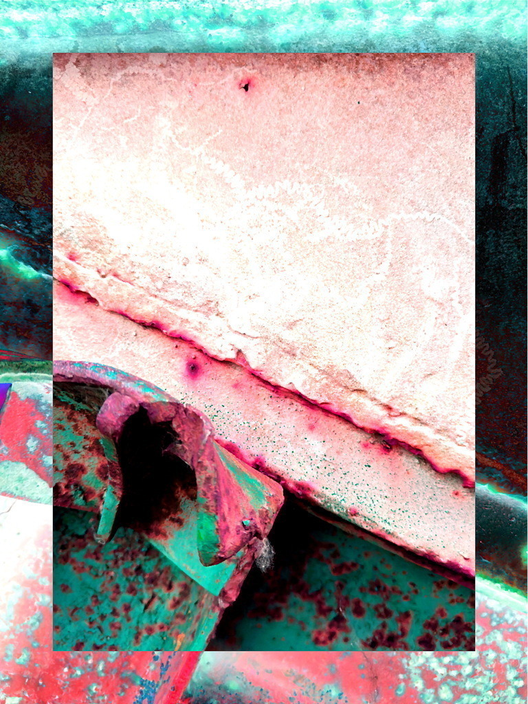 Rost und Texturen | "Rost und Texturen" Das Werk zeigt eine interessante Kombination aus rostigen Metallelementen und abstrakten Texturen. Die Farben sind lebendig mit einer dominanten Mischung aus Rosa und Grün, die sich über die gesamte Oberfläche erstreckt. Das Bild hat eine moderne und dennoch organische Ausstrahlung, die durch die Überlagerung von Formen und Farben entsteht. Die Komposition lenkt den Blick des Betrachters auf die Details der Rostbildung und die verschiedenen Schichten, die das Bild aufbauen. Diese Art der Darstellung könnte auf die Vergänglichkeit von Materialien und die Schönheit des Verfalls hinweisen. Die Technik und das Spiel mit Licht und Schatten erzeugen Tiefe und Interesse, wodurch das Werk sowohl abstrakt als auch greifbar erscheint. - Realisiert mit Pictrs.com
