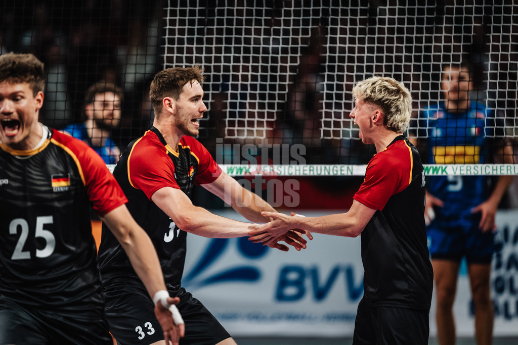 Volleyball | Männer | Testspiel | Deutschland vs. Italien | 26.05.2025 | v.l. Simon Torwie (#33, Deutschland) und Fabian Hosch (#1, Deutschland) jubeln