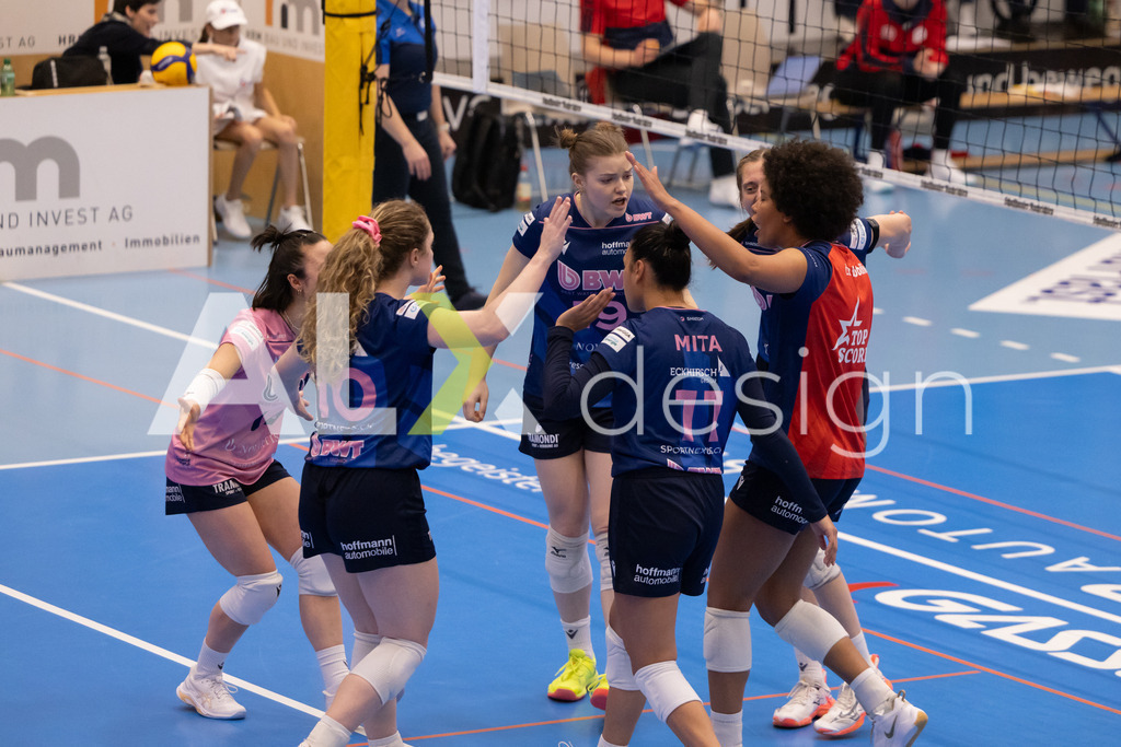 Volleyball I Frauen I Saison 2025-2026 I Volleyball NLA | Women I 1/2 Finals I  VC Kanti Schaffhausen - Sm'Aesch Pfeffingen I 07.03.2026 | Sm'Aesch Pfeffingen Spielerinnenkreis - Realisiert mit Pictrs.com