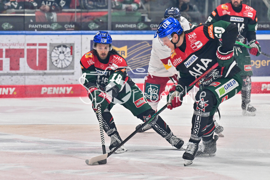 Augsburger Panther - Düsseldorfer EG | in dieser Szene kaempfen Anthony LOUIS (Augsburger Panther #18) und Alexander OBLINGER (Augsburger Panther #50) um den Puck / DEL: Augsburger Panther - Duesseldorfer EG, Curt Frenzel Stadion am 04.03.2025