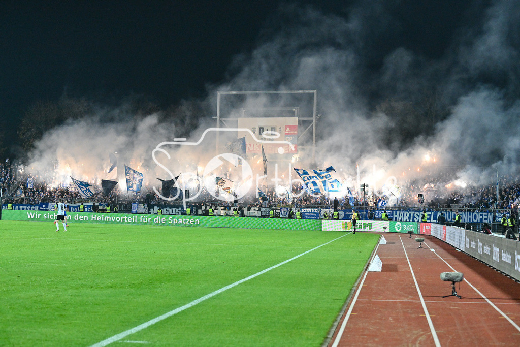 SSV Ulm 1846 Fussball - FC Schalke 04 | Die Gaestefans zuenden zu Beginn der zweiten Halbzeit Pyrotechnik / Bengalo / Feuer / Pyro / Ultras / 2. Bundesliga: SSV Ulm 1846 Fussball - FC Schalke 04, Donaustadion am 01.11.2024