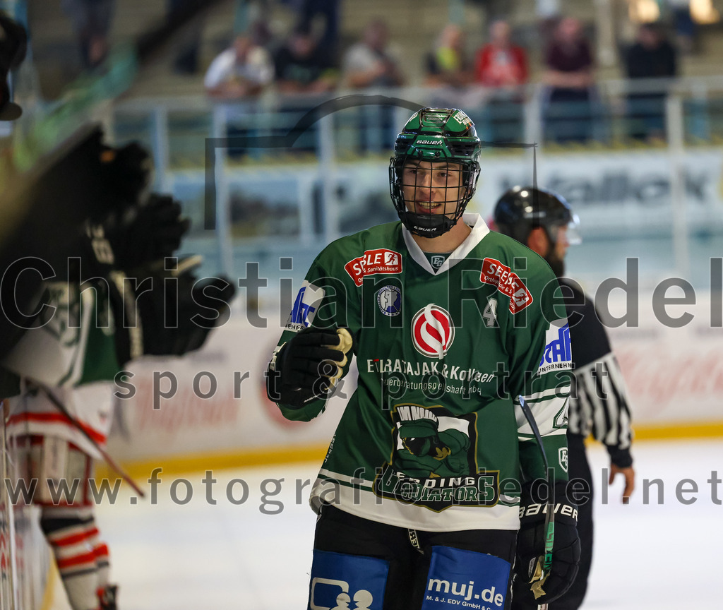 2023-09-10_100_TSV_Erding_gegen_EHC_Klostersee | Erding, Deutschland, 10.09.2023:
Eishockey, Bayernliga 2023 / 2024, Testspiel, TSV Erding gegen EHC Klostersee, Endergebnis: 10:1

Simon Franz (Erding Gladiators, #4)

Foto: Christian Riedel / fotografie-riedel.net