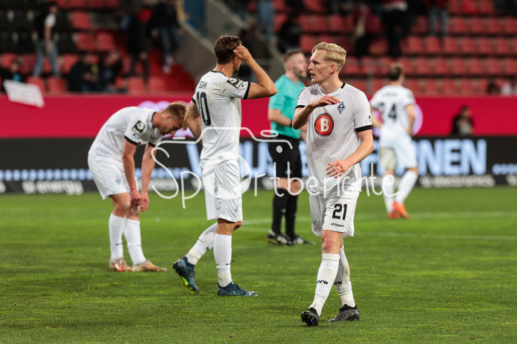 FC Ingolstadt - SV Waldhof Mannheim | Die Mannheimer sind enttaeuscht nach dem unentschieden in Ingolstadt / Julian RIECKMANN (SVW #21)