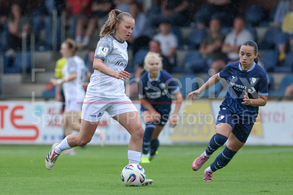 Fussball, Testspiel Frauen, SV Meppen - VfL Bochum | Lilly Bartke (SV Meppen, 16) am Ball, Einzelbild, Ganzkörper, Aktion, Action, Spielszene, Anna Marques (VfL Bochum, 21)