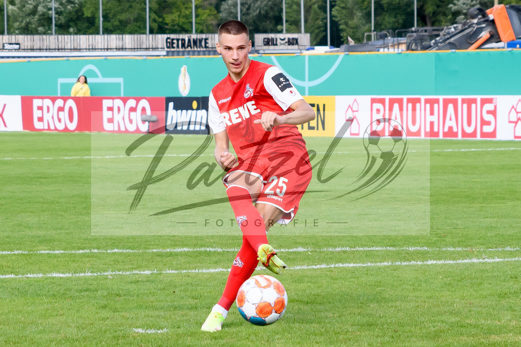 JENKOE20210808_095 | Fussball, Herren: Tim Lemperle (1. FC Koeln) in Aktion, am Ball, Einzelaktion beim Spiel der 1. Runde im DFB-Pokal zwischen FC Carl Zeiss Jena und 1. FC Koeln im Ernst-Abbe-Sportfeld am 08.08.2021 in Jena, Deutschland.DFB / DFL REGULATIONS PROHIBIT ANY USE OF PHOTOGRAPHS AS IMAGE SEQUENCES AND/OR QUASI-VIDEO. - Realisiert mit Pictrs.com