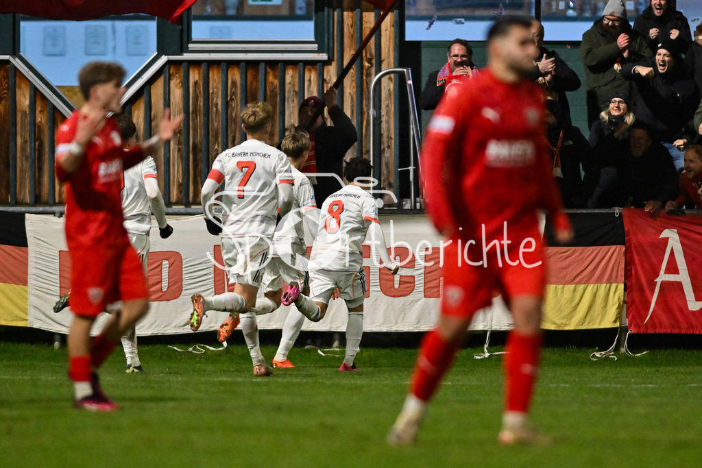 TSV Buchbach - FC Bayern Amateure | Buchbach, DEUTSCHLAND - 21. NOVEMBER: Jubel der Bayern Amateure nach dem Treffer zum 1-2 durch ein Eigentor Tor / Torschuetze / Freude / Happy beim Ligaspiel zwischen dem TSV Buchbach und dem FC Bayern München II am 19. Spieltag der Regionalliga Bayern in der SMR-Arena am 21.11.2025