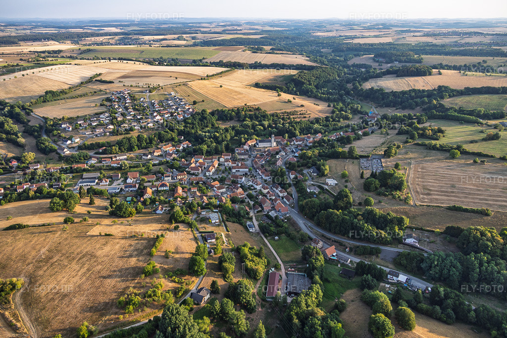 Luftbild: Ortsansicht von Süden in Volmunster im Bundesland Moselle in Frankreich. – Foto: IMG_158669.jpg vom 15.08.2026 durch Werner Riehm/FLY-FOTO.de – Auflösung des Originals: 5866 x 3910 px