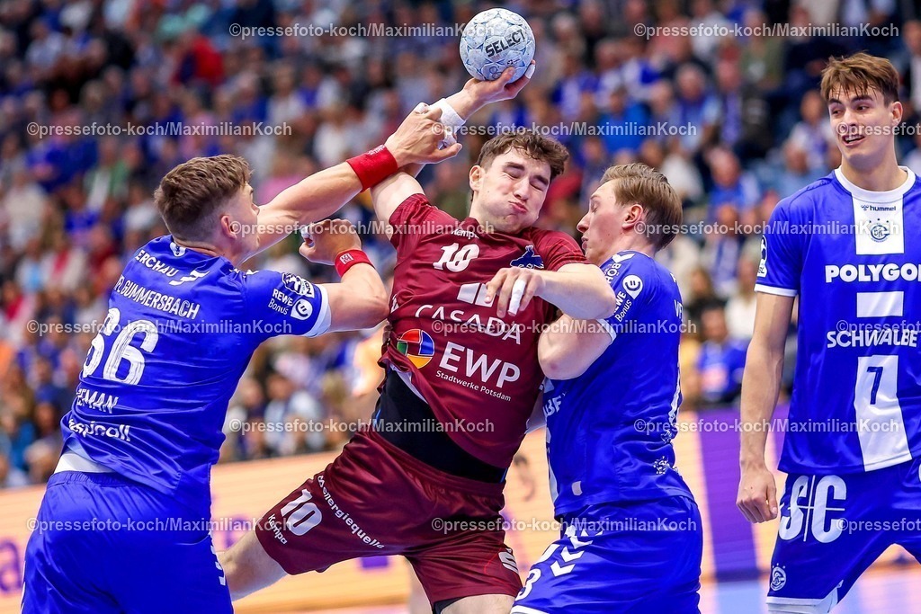 Gum25042501006 | 25.04.2025, Handball, HBL, VfL Gummersbach - 1. VfL Potsdam, Schwalbe-Arena: Elias Kofler (VfL Potsdam #10) gegen Stepan Zeman (GUM #66) und Ole Pregler (GUM #23) 