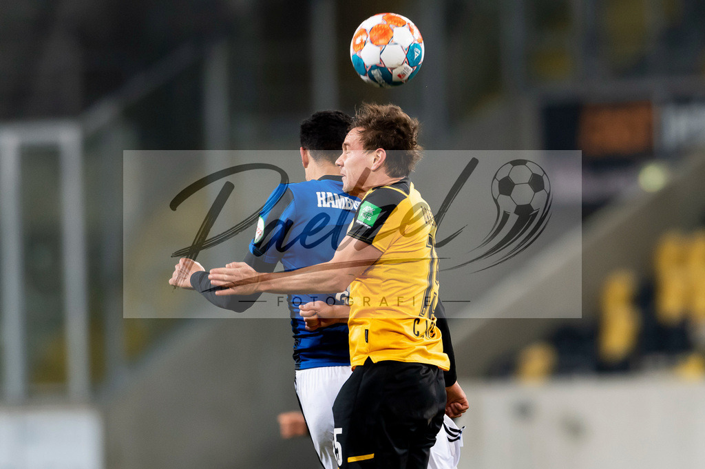 SGDHSV20220114_056 | Fussball, Herren: Robert Glatzel (Hamburger SV) und Chris Loewe (SG Dynamo Dresden) im Zweikampf bei dem Spiel der 2. Bundesliga zwischen SG Dynamo Dresden und Hamburger SV im Rudolf-Harbig-Stadion am 14.01.2022 in Dresden, Deutschland.DFB / DFL REGULATIONS PROHIBIT ANY USE OF PHOTOGRAPHS AS IMAGE SEQUENCES AND/OR QUASI-VIDEO. - Realisiert mit Pictrs.com