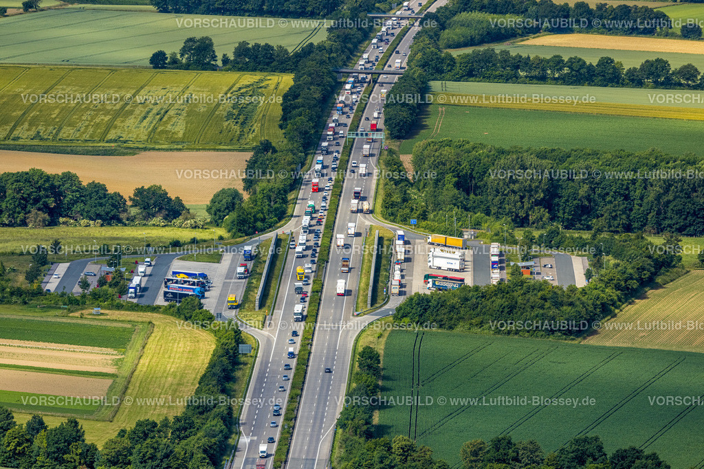 Soest220600585 | Luftbild, Verkehrsstau auf der Autobahn A44 am Rastplatz Ostönner Grund, Röllingsen, Soest, Soester Boerde, Nordrhein-Westfalen, Deutschland