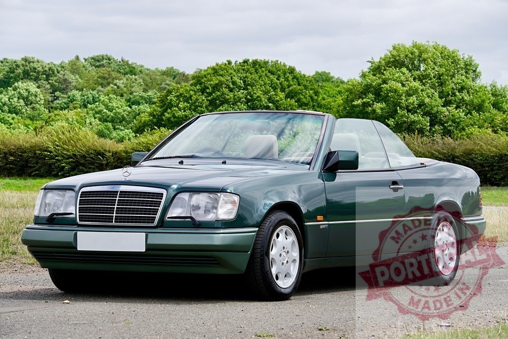 Green classic Mercedes-Benz convertible standing outdoors | Mercedes-Benz E-Class W124 cabriolet parked on country road - Realisiert mit Pictrs.com