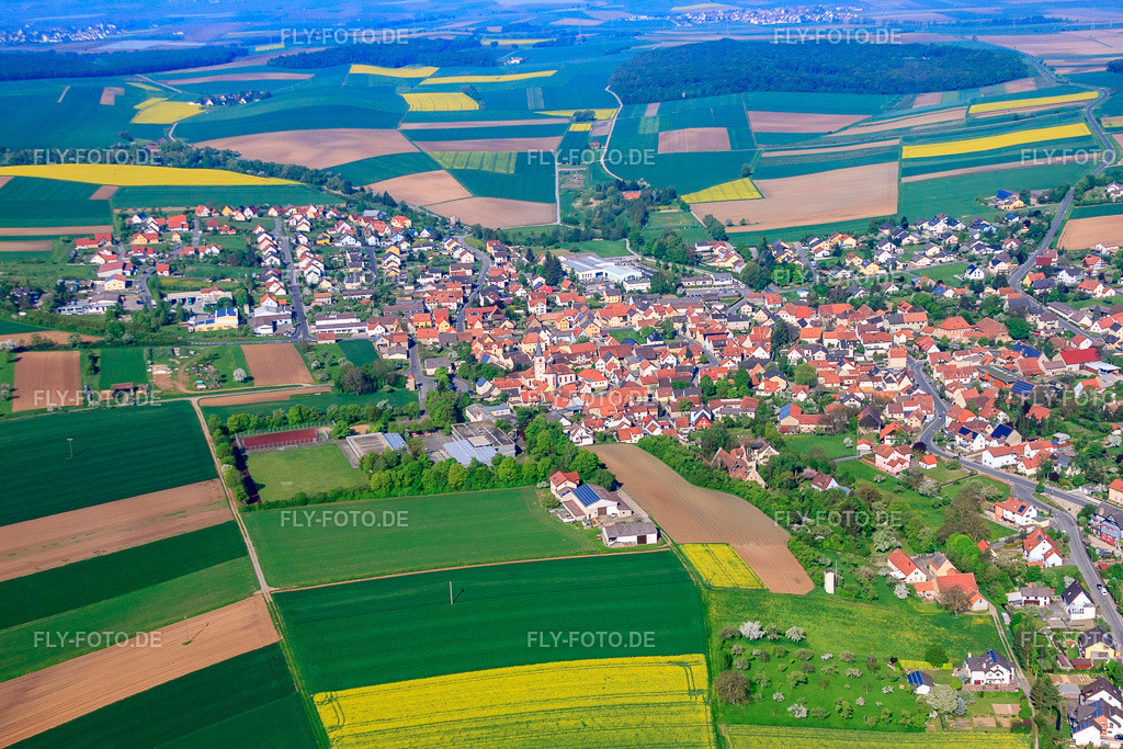 Dorf zwischen Feldern von Osten | Luftbild: Dorf zwischen Feldern von Osten in Schwanfeld im Bundesland Bayern in Deutschland. Foto: IMG_57093.jpg vom 08.05.2013 durch Werner Riehm/FLY-FOTO.de - Realisiert mit Pictrs.com