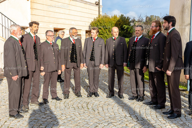 Kranzniederlegung am Karner bei der Stadtpfarrkirche "Maria in Dorn" | Bildershop von pixelworld.at - Realisiert mit Pictrs.com