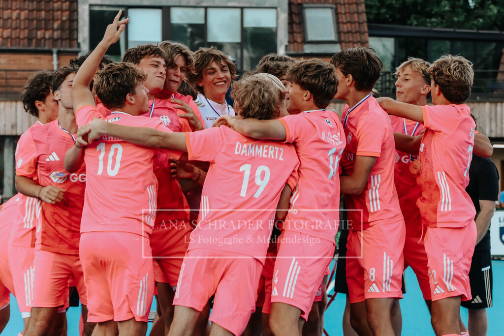 EM_MU18_F_GER-BEL_Lille_bearbeitet_Pokalbilder (29 von 137) | lanaschraderfotografie - Realisiert mit Pictrs.com