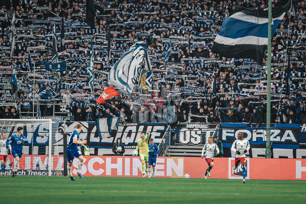 Fußball | Männer | Saison 2024/2025 | 2. Fußball-Bundesliga | 15. Spieltag | Hamburger SV vs. SV Darmstadt 98 | 08.12.2024 | Daniel Heuer Fernandes (#1, HSV) vor einem Meer an HSV Schals