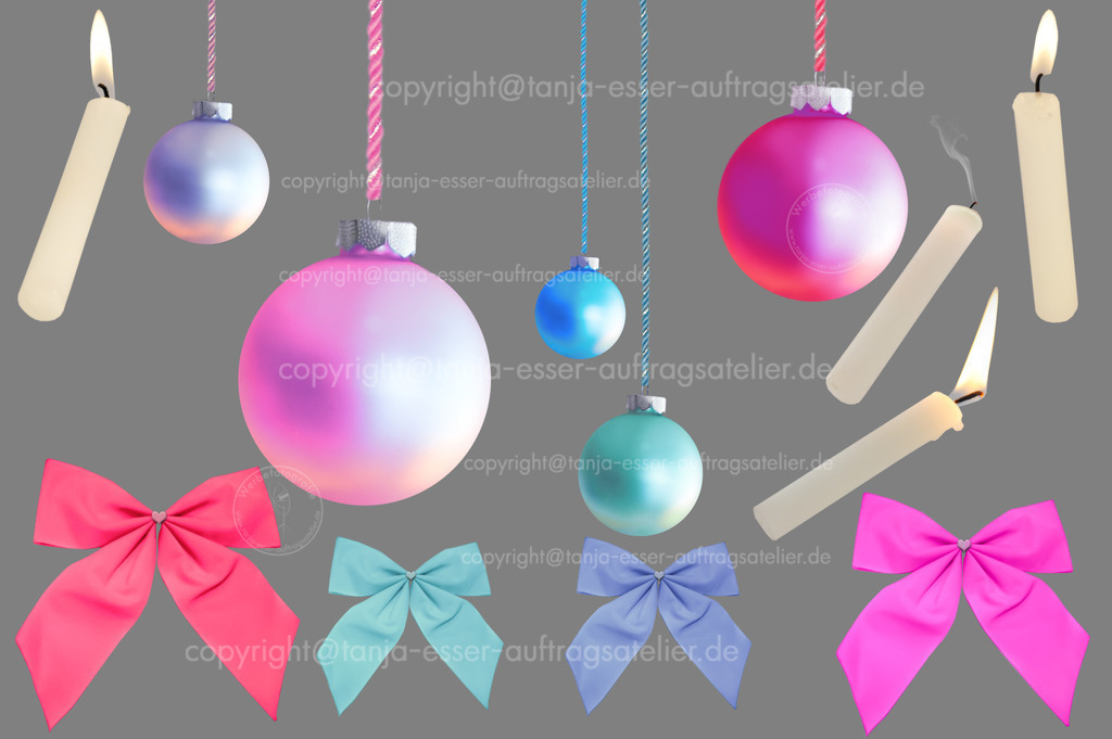 Weihnachts Schmuck Set frei | Weihnachtliches Sortiment aus brennenden Kerzen, Weihnachtskugeln und Schleifen. Erlöschende Kerze mit Rauch. Vor grauem Hintergrund.