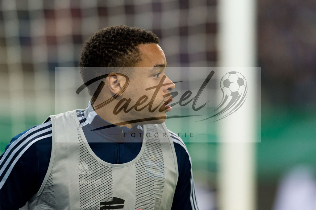 HSVSCF20220419_396 | Fussball, Herren: Jan Gyamerah (Hamburger SV) schaut beim DFB-Pokal-Halbfinalspiel zwischen Hamburger SV und SC Freiburg im Volksparkstadion am 19.04.2022 in Hamburg, Deutschland.DFB / DFL REGULATIONS PROHIBIT ANY USE OF PHOTOGRAPHS AS IMAGE SEQUENCES AND/OR QUASI-VIDEO. - Realisiert mit Pictrs.com