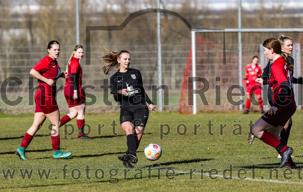 2024-02-25_024_FC_Schwaig_gegen_TSV_Eching | Oberding, Deutschland, 25.02.2024:
Fußball, Bezirksliga 2023 / 2024, Testspiel, FC Schwaig gegen TSV Eching, Endergebnis: 0:5

Anna Zieglmeier (TSV Eching, #9), Emily Grimes (FC Schwaig, #13)

Foto: Christian Riedel / fotografie-riedel.net