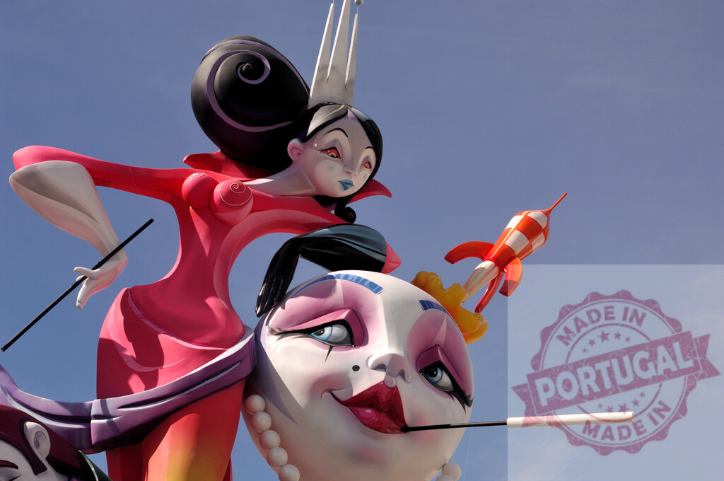 Las Fallas festival colorful ninot sculpture in Valencia Spain | Las Fallas festival artwork depicting a large, colorful ninot sculpture under a blue sky - Realisiert mit Pictrs.com