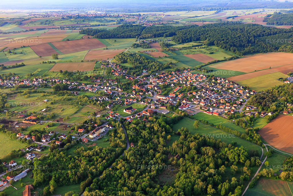 Luftbild: Ortsansicht aus Nordosten in Lampertsloch im Bundesland Bas-Rhin in Frankreich. – Foto: IMG_113974.jpg vom 23.05.2019 durch Werner Riehm/FLY-FOTO.de – Auflösung des Originals: 5472 x 3648 px