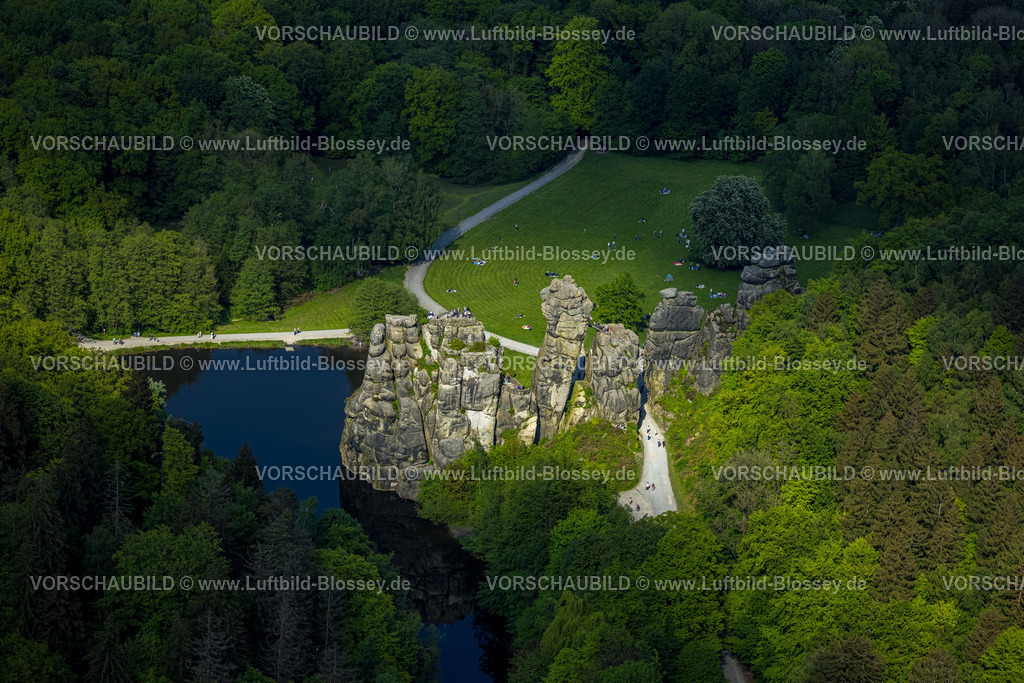 Horn-BadMeinberg240505908Externsteine | Luftbild, Externsteine, historische Sehenswürdigkeit im NSG Naturschutzgebiet, markante Felsformation mit Besucher Plattform, Oberer See mit Fluss Wiembecke und  Liegewiese mit Besuchern, Teutoburger Wald, Holzhausen-Externsteine, Horn-Bad Meinberg, Ostwestfalen, Nordrhein-Westfalen, Deutschland