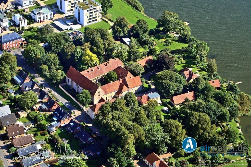 Luftbild Schleswig, Auf der Freiheit, St.Johanniskloster | Die Anlage steht unter Denkmalschutz und umfasst die romanische Klosterkirche, den vollständig erhaltenen Kreuzgang (Schwahl), den Remter (ehemaliger Speisesaal) und den Kapitelsaal. Im 18. Jahrhundert komponierte der Kantor Carl Gottlieb Bellmann hier die Melodie des Schleswig-Holstein-Liedes "Schleswig-Holstein meerumschlungen", vermutlich auf der historischen Bellmann-Orgel im Remter.