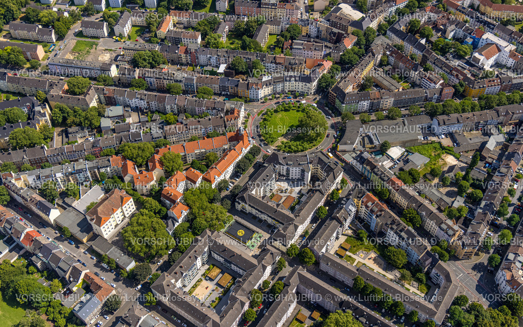 Dortmund230700045 | Luftbild, Begrünter Kreisverkehr Borsigplatz, BVB Logo am Soccer Court Max-Michallek-Platz mit BVB Spieler Denkmal im Hinterhof der Oesterholzstraße, Borsigplatz, Dortmund, Ruhrgebiet, Nordrhein-Westfalen, Deutschland