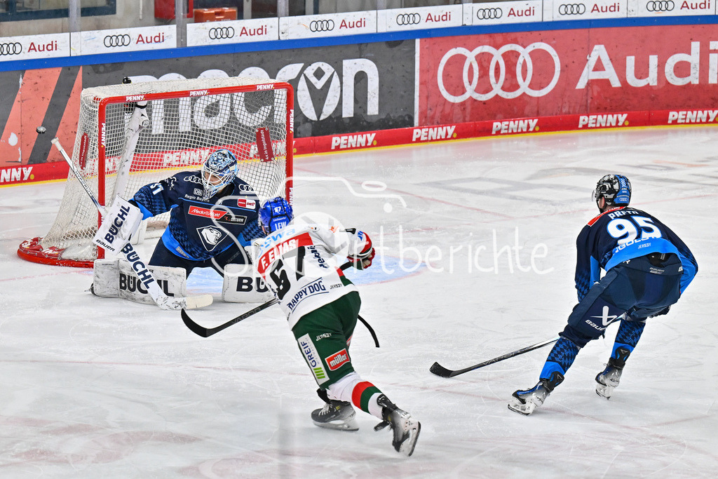 ERC Ingolstadt - Augsburger Panther  | in dieser Szene trifft Florian ELIAS (Augsburger Panther #67) das tor von Devin WILLIAMS (ERC Ingolstadt #31) nicht / DEL: ERC Ingolsdtadt - Augsburger Panther, Saturn Arena am 10.01.2025