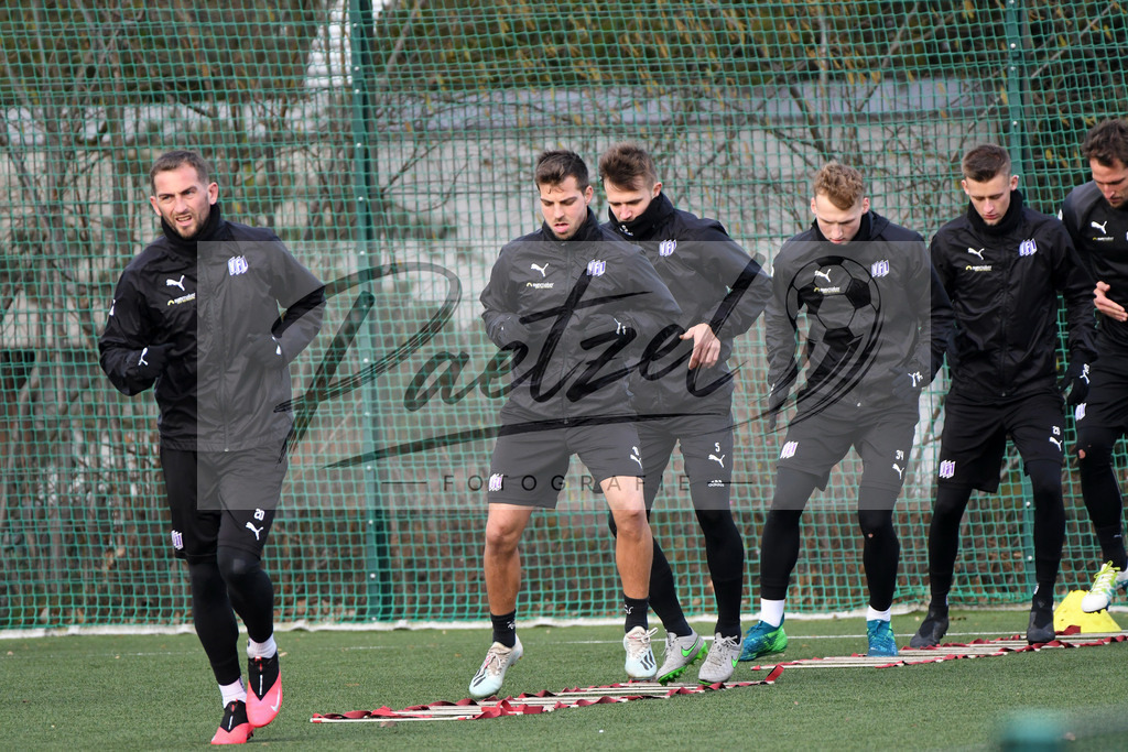 20200131_TRAOSN_0008 | Fußball, Herren: Kevin Wolze (VfL Osnabrueck) waermt sich auf waehrend der Trainingseinheit des VfL Osnabrueck im Sportpark Illoshoehe am 31.01.2020 in Osnabrueck, Deutschland. - Realisiert mit Pictrs.com