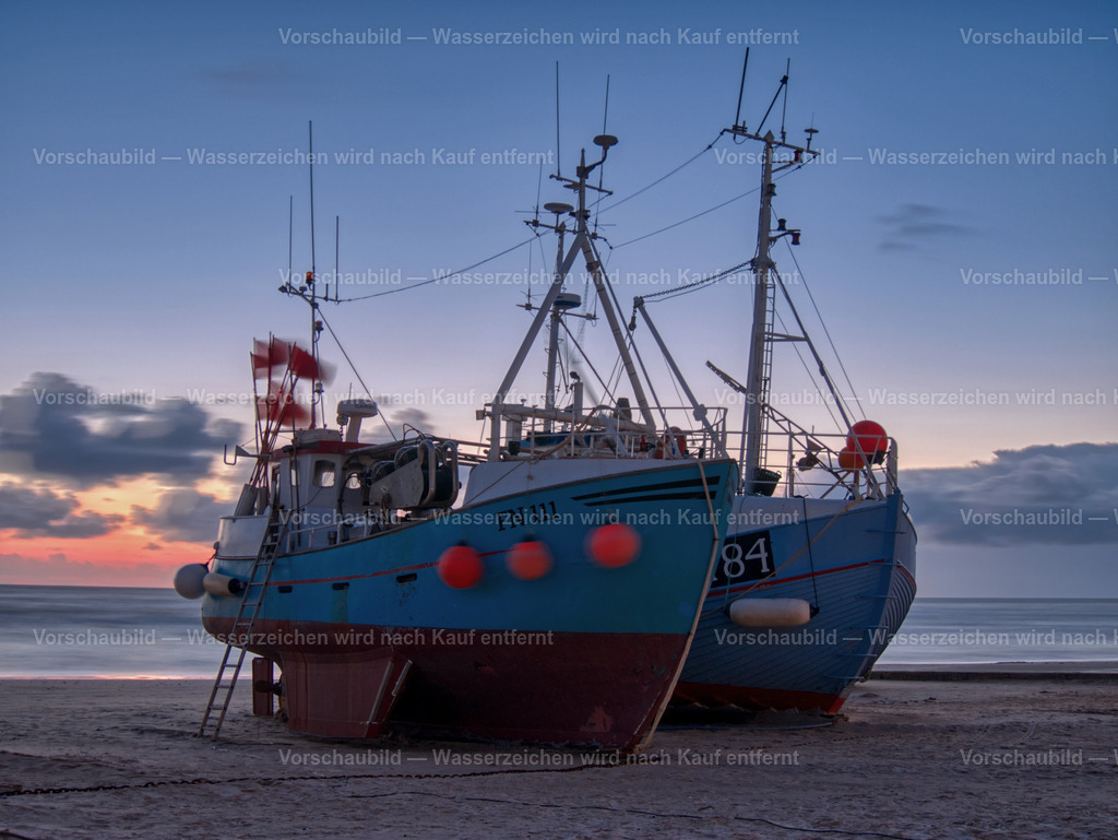 Blaue Stunde über den Fischerbooten am Strand von Løkken. | Wunderschöne Lichtstimmung zum Sonnenuntergang am Strand von Løkken. Die Fischerboote auf dem Sand passen perfekt zur Jammerbucht in Dänemark