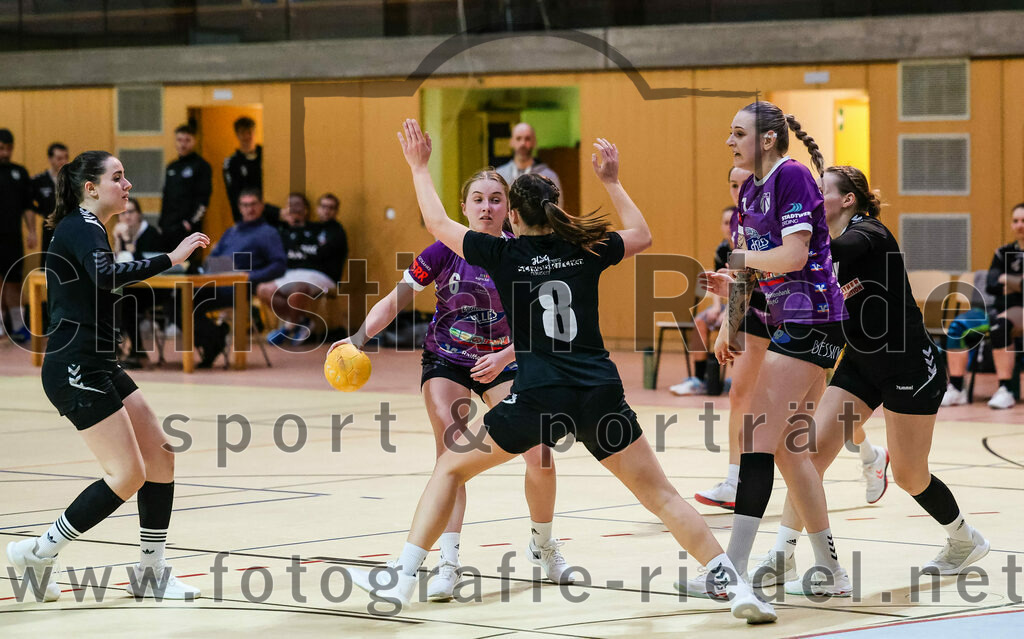 2024-01-27_069_SpVgg_Altenerding_gegen_HSG_Schwab-kirchen | Erding, Deutschland, 27.01.2024:
Handball, Bezirksoberliga Frauen Altbayern 2023 / 2024, 12. Spieltag, SpVgg Altenerding gegen HSG Schwab/kirchen, Endergebnis: 39:28

Marlene Mittermeier (SpVgg Altenerding, #6), Theresa Burgmair (HSG Schwab/kirchen, #8), Lena Marie Becker (SpVgg Altenerding, #7)

Foto: Christian Riedel / fotografie-riedel.net