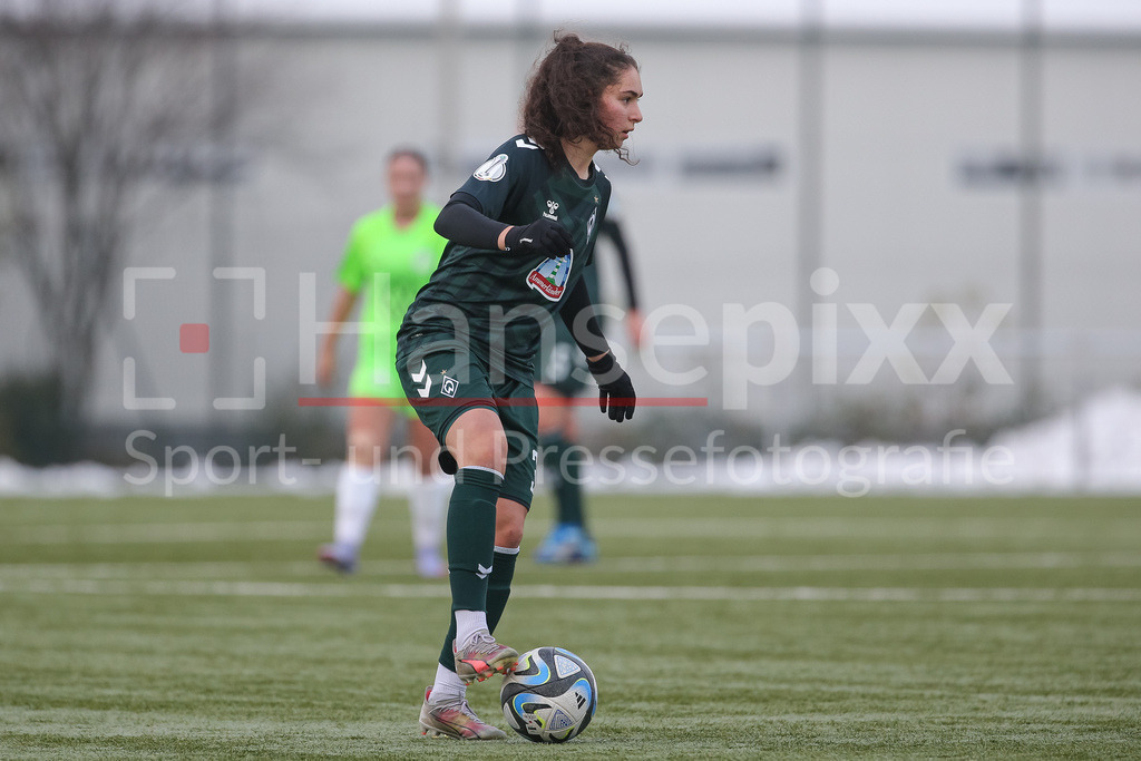 Fussball, Testspiel Frauen, VfL Wolfsburg II - SV Werder Bremen | v.li.: Amani Mahmoud (SV Werder Bremen, 35) am Ball, Einzelbild, Ganzkörper, Aktion, Action, Spielszene